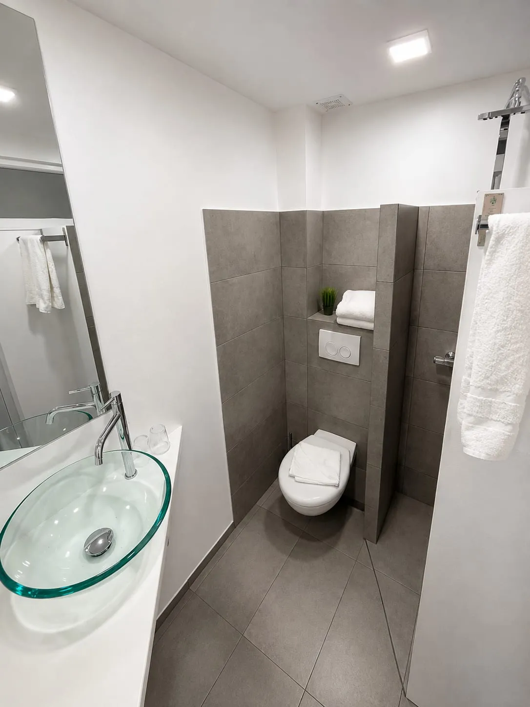Badezimmer mit gläsernem Aufsatzwaschbecken