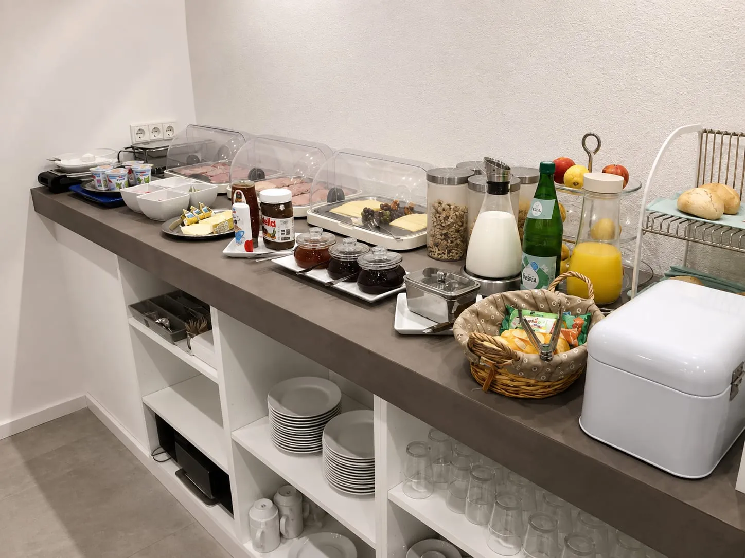 Frühstücksbuffet mit Aufschnitt, Käse, Obst, Müsli und Säften