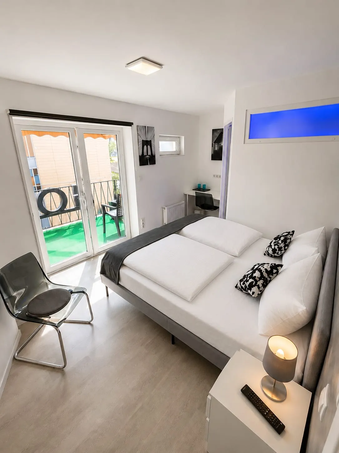 Doppelzimmer mit Tür zum Balkon
