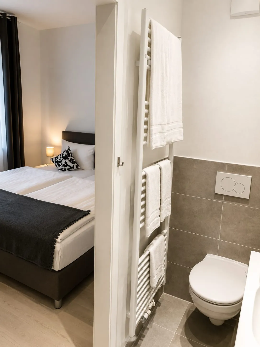 Blick vom Doppelzimmer in das eigene Badezimmer