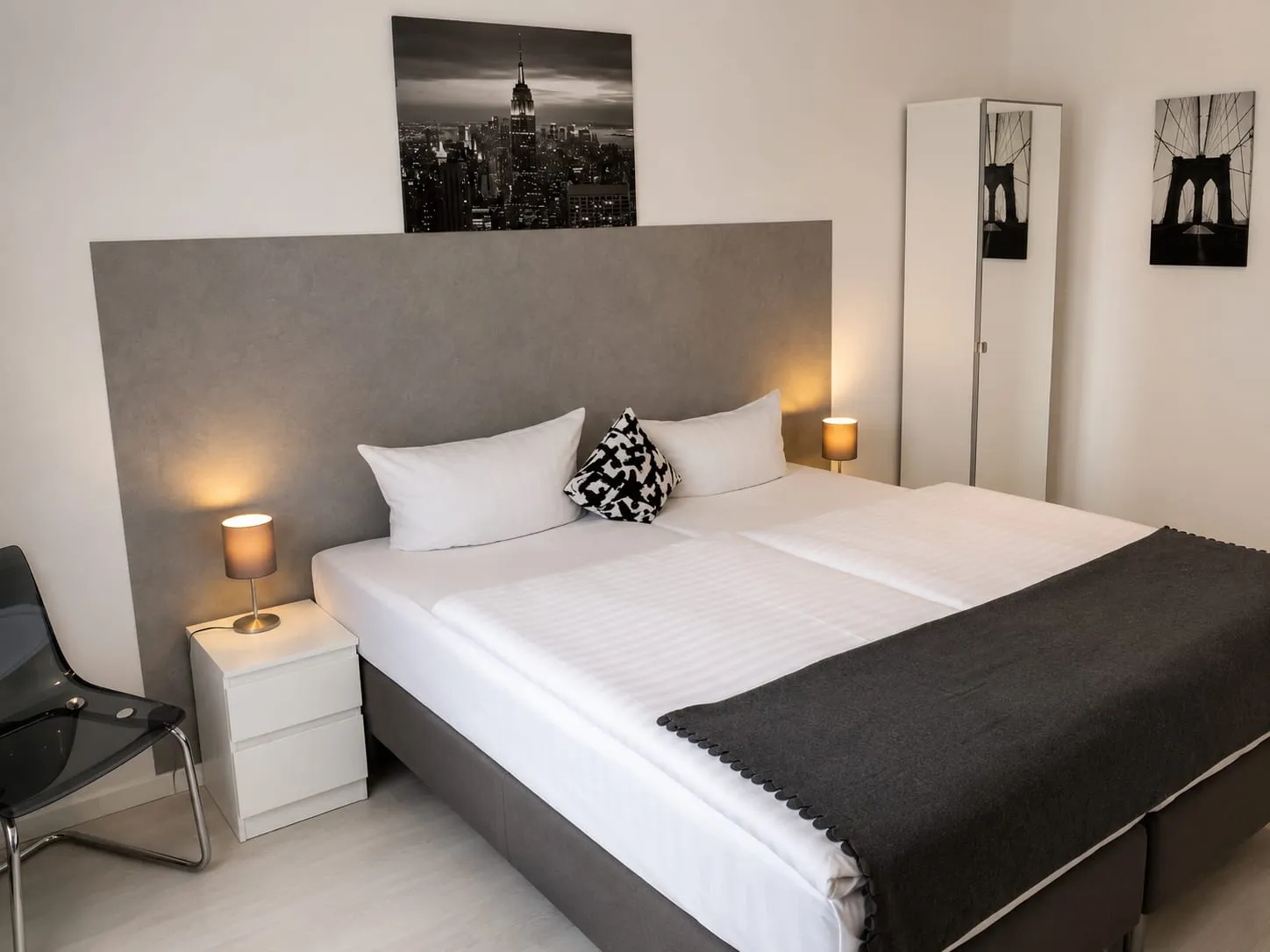 Doppelzimmer mit Kleiderschrank und Schreibtisch