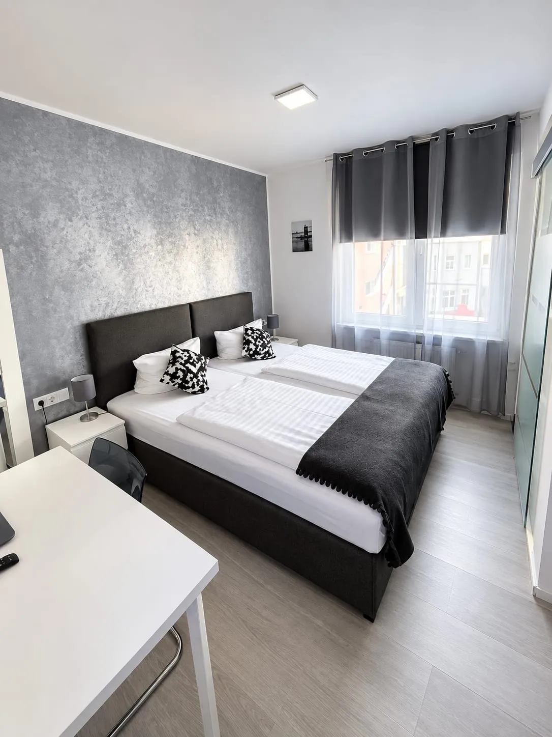Doppelzimmer im Liberty Hotel Cologne mit Doppelbett, Schreibtisch und Fenster