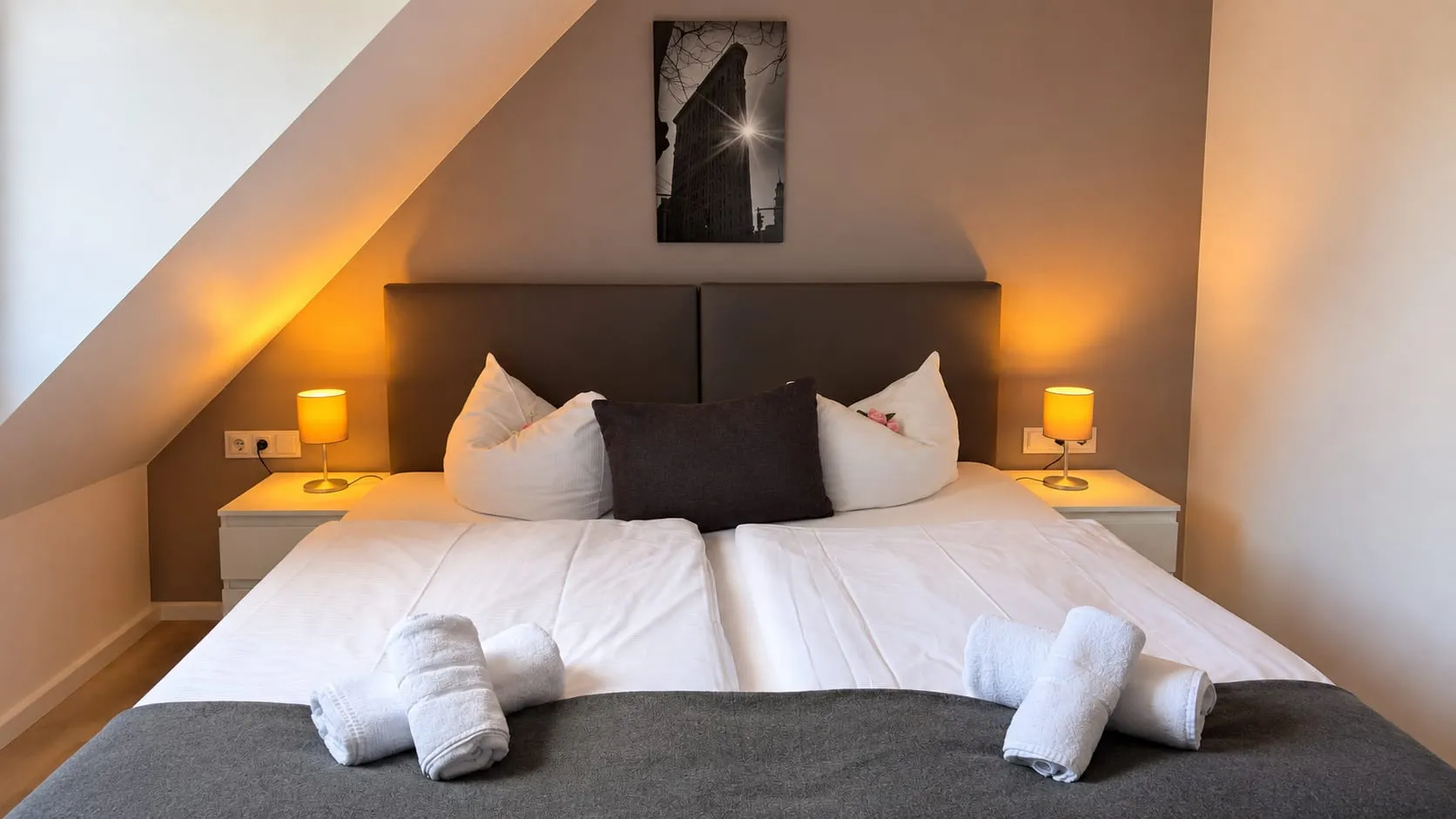 Familienzimmer mit Doppelbett unter der Dachschräge
